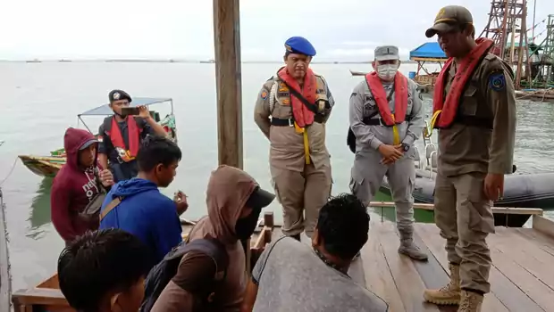Personel Stasiun Bumi Badan Keamanan Laut (Bakamla) Bangka Belitung (Babel) menertibkan praktik tambang timah ilegal di Provinsi Babel, Jumat, 22 Juli 2022.