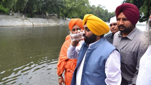 Kepala Menteri Punjab Bhagwant Mann meminum air sungai untuk mempromosikan upaya pemerintah dalam rangka menandai peringatan 22 tahun pembersihan sungai suci Bein.