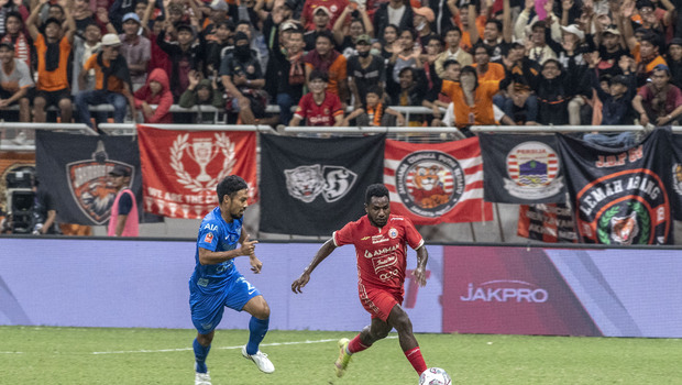 Penyerang Persija Jakarta Ricky Cawor (kanan) berusaha melewati pemain Chonburi FC Noppanon Kachaplayuk (kiri) pada laga persahabatan dalam rangka peresmian Stadion Jakarta International Stadium (JIS) di Jakarta, Minggu, 24 Juli 2022. Pertandingan berakhir imbang dengan skor 3-3. 