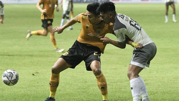 Pemain Bhayangkara FC Dendy Sulistyawan (kiri) dikawal bek Persib Bandung Daisuke Sato (kanan) pada pertandingan Liga 1 di Stadion Wibawa Mukti, Cikarang, Kabupaten Bekasi, Minggu, 24 Juli 2022. 