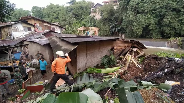 Petugas BPBD mengevakuasi bangunan yang rusak berat akibat bencana longsor di Cibogor, Bogor Tengah, Kota Bogor, Selasa, 26 Juli 2022.