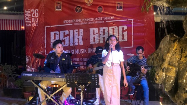 Salah satu kontestan dalam Festival Asik Bang di Café Petir kota Kupang, NTT, Selasa 26 Juli 2022.