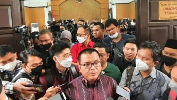Denny Indrayana, kuasa hukum Mardani Maming, memberikan keterangan usai sidang putusan praperadilan di Pengadilan Negeri Jakarta Selatan, Rabu, 27 Juli 2022. 