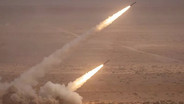 Foto dokumentasi pada 30 Juni 2022 memperlihatkan sistem Roket Artileri Mobilitas Tinggi M142 AS (HIMARS) menembakkan salvo selama latihan militer 