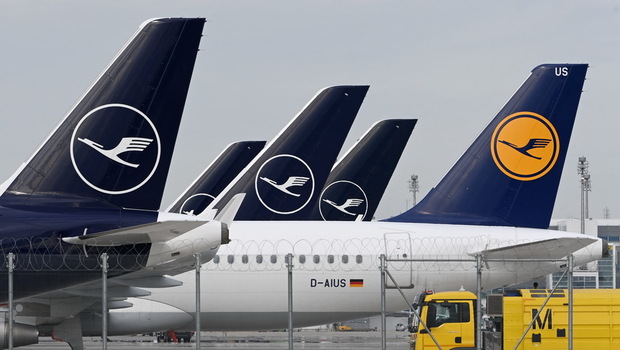Pesawat-pesawat maskapai penerbangan Jerman Lufthansa diparkir di bandara Franz-Josef-Strauss di Munich, Jerman selatan, selama pemogokan karyawan staf darat Lufthansa pada Rabu 27 Juli 2022.