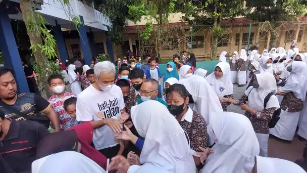 Gubernur Jawa Tengah (Jateng) Ganjar Pranowo mengunjungi  SMP Negeri 1 Kalimanah, Kabupaten Purbalingga, Kamis 28 Juli 2022.
