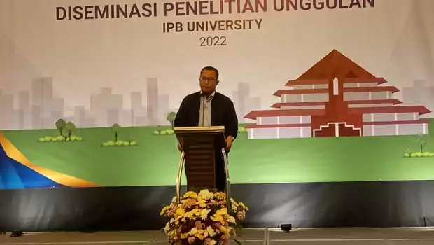 Rektor IPB University Arif Satria saat melakukan peluncuran padi varietas baru 9G di IPB Convention Centre, Kota Bogor, Jumat 29 Juli 2022