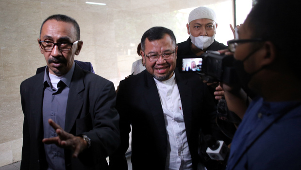 Mantan Presiden Aksi Cepat Tanggap (ACT) Ahyudin, didampingi kuasa hukumnya saat mendatangi Bareskrim Mabes Polri, Jakarta, Jumat 29 Juli 2022.