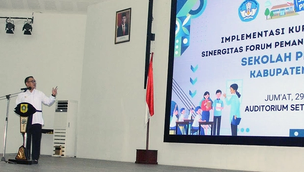 Plt Bupati Bogor Iwan Setiawan dalam kegiatan Panen Karya Sinergitas Sekolah Penggerak jenjang SMP di Auditorium Setda, Jumat, 29 Juli 2022.