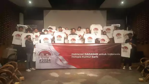 Kawula Muda Jawa Tengah berpose setelah diskusi dengan tema seputar percepatan pemulihan ekonomi nasional di Solo, Sabtu 30 Juli 2022.