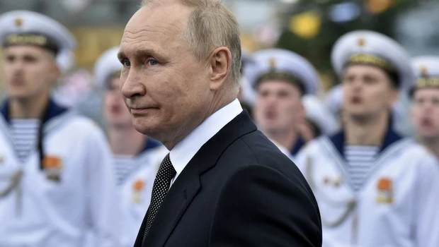 Presiden Rusia Vladimir Putin meninjau pasukan angkatan laut saat ia menghadiri parade angkatan laut utama yang menandai Hari Angkatan Laut Rusia, di St. Petersburg pada 31 Juli 2022.