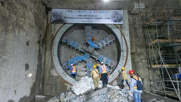 Mesin bor terowongan (tunnel boring machine) 2 telah menyambungkan Stasiun Monas dan Stasiun Thamrin sebagai bagian pembangunan MRT Jakarta Fase 2A di Jakarta, Jumat 29 Juli 2022. ANTARA/HO-MRT Jakarta
