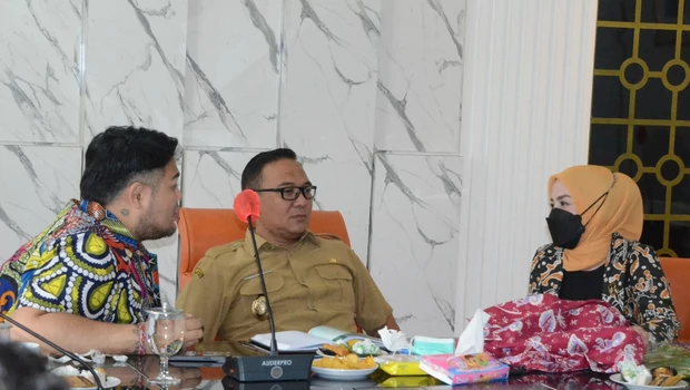 Artis Ivan Gunawan bersama Plt Bupati Bogor Iwan Setiawan saat berada di kantor Bupati Bogor di Cibinong, Kabupaten Bogor, Selasa 2 Agustus 2022. (