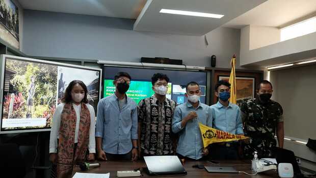 Kelompok mahasiswa Pencinta Alam Universitas Indonesia (Mapala UI) mengampanyekan Pendakian Netral Karbon di Taman Nasional Bukit Baka dan Bukit Raya (TNBBBR), Kabupaten Sintang, Kalimantan Barat.