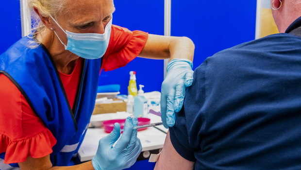 Seseorang menerima dosis vaksin cacar monyet di GGD Haaglanden, Den Haag, Belanda pada Senin 1 Agustus 2022. Vaksinasi kelompok risiko tertentu terhadap virus telah dimulai di sejumlah wilayah di Belanda. 