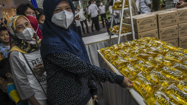 Warga mengantre untuk membeli minyak goreng kemasan saat peluncuran Minyakita di kantor Kementerian Perdagangan, Jakarta, Rabu, 6 Juli 2022.