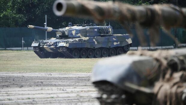 Tank tempur Leopard 2A4 terlihat saat upacara di Tata, Hungaria, pada 24 Juli 2020. 