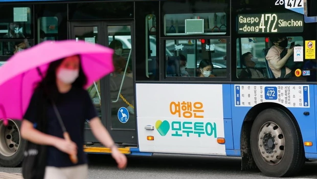 Penumpang yang memakai masker terlihat di dalam bus di Seoul, Korea Selatan, pada Rabu 3 Agustus 2022. Kasus baru Covid-19 harian Korea Selatan mencapai level tertinggi dalam 110 hari.