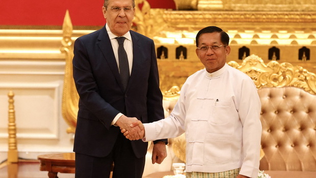 Menteri Luar Negeri Rusia Sergei Lavrov (kiri) dan berjabat tangan dengan Myanmar Min Aung Hlaing, Jenderal Senior dan Ketua Dewan Administrasi Negara di Naypyidaw pada Rabu 3 Agustus 2022.