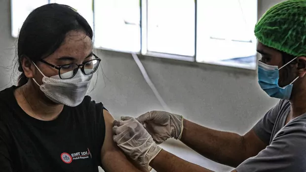 Sejumlah tenaga kesehatan antre untuk diberikan vaksin booster dosis kedua atau vaksinasi dosis keempat untuk tenaga kesehatan relawan yang bertugas di RSDC, Wisma Atlet, Kemayoran, Jakarta, Rabu, 3 Agustus 2022.