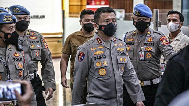 Kadiv Propam nonaktif Irjen Pol Ferdy Sambo (tengah), usai menjalani pemeriksaan, dikawal petugas provos keluar gedung Bareskrim Polri, Jakarta, Kamis 4 Agustus 2022.