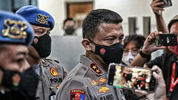 Kadiv Propam nonaktif Irjen Pol Ferdy Sambo (tengah), usai menjalani pemeriksaan, dikawal petugas provos keluar gedung Bareskrim Polri, Jakarta, Kamis 4 Agustus 2022.