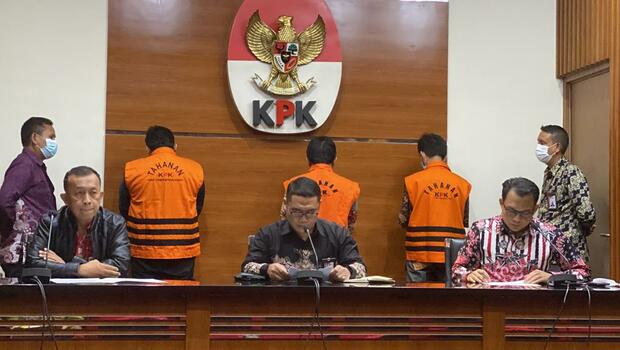 Direktur Penyidikan KPK, Asep Guntur (tengah) dalam konferensi pers penetapan tersangka dan penahanan kasus dugaan suap terkait restitusi pajak proyek Tol Solo Kertosono di Gedung KPK, Jakarta, Jumat, 5 Agustus 2022.