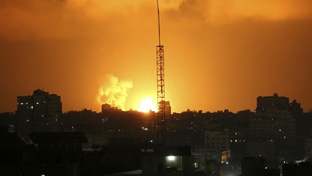 Asap dan api membubung di atas Kota Gaza selama serangan udara Israel, pada 5 Agustus 2022.