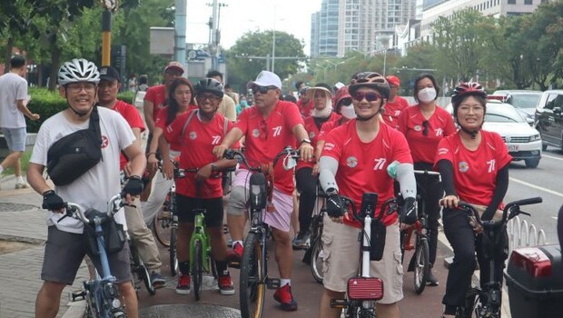 Sejumlah WNI mengikuti sepeda santai sejauh 77 kilometer yang digelar Kedutaan Besar RI di Beijing, Tiongkok, Sabtu 6 Agustus 2022, untuk memperingati HUT ke-77 Kemerdekaan RI.