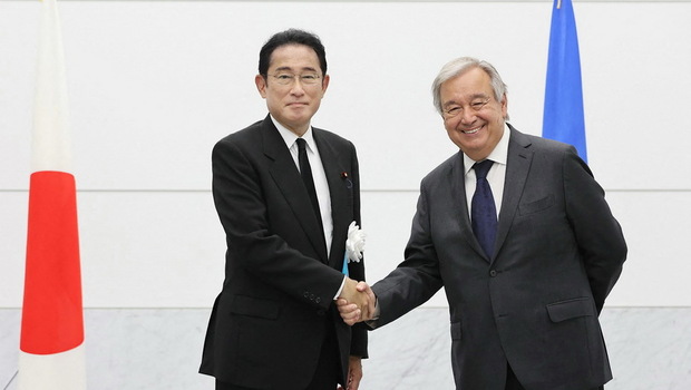 Perdana Menteri Jepang Fumio Kishida (kiri) berjabat tangan dengan Sekretaris Jenderal PBB António Guterres saat pertemuan setelah menghadiri upacara peringatan tahunan di Taman Peringatan Perdamaian Hiroshima di Hiroshima pada Sabtu (6/8/2022), untuk menandai 77 tahun sejak serangan bom atom pertama di dunia.