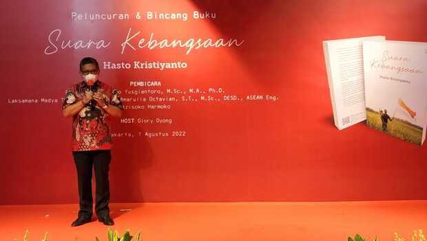 Doktor ilmu pertahanan yang juga Sekjen DPP PDI Perjuangan (PDIP) Hasto Kristiyanto saat peluncurn buku karnya yang berjudul “Suara Kebangsaan” di Bentara Budaya, Jakarta, Minggu, 7 Agustus 2022.