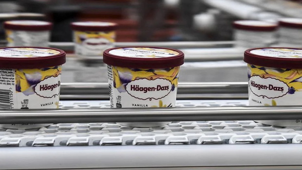 Karton es krim Haagen Dazs terlihat di jalur produksi di satu pabrik di Prancis utara. 