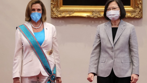 Ketua DPR AS Nancy Pelosi (kiri) yang menerima penghargaan Order of Propitious Clouds with Special Grand Cordon berpose bersama Presiden Taiwan Tsai Ing-wen di Kantor Kepresidenan di Taipei, Taiwan pada Rabu 3 Agustus 2022.