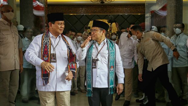 Ketua Umum Partai Gerindra Prabowo Subianto (kiri) bersama Ketua Umum Partai Kebangkitan Bangsa (PKB) Muhaimin Iskandar (kanan), usai melakukan Pendaftaran Partai Politik Calon Peserta Pemilu tahun 2024 di Gedung KPU, Jakarta, Senin 8 Agustus 2022.