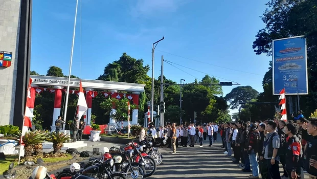 Pengibaran bendera merah putih di Tugu Kujang, Jalan Pajajaran, Kota Bogor dalam rangka memperingati HUT ke-77 RI, Senin 8 Agustus 2022.