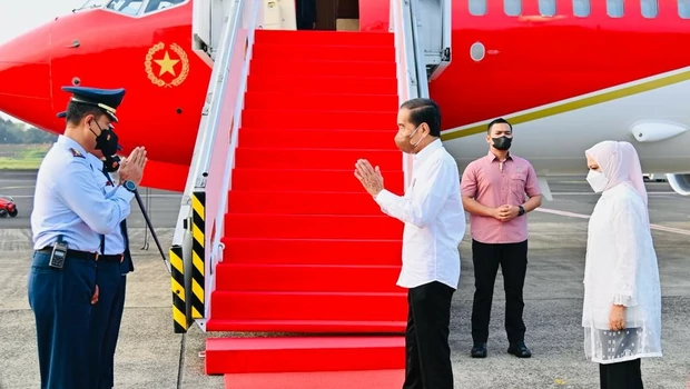 Presiden Jokowi dan Ibu Negara Iriana Jokowi bersiap naik pesawat untuk melakukan kunjungan kerja ke Provinsi Kalimantan Barat, Selasa, 9 Agustus 2022