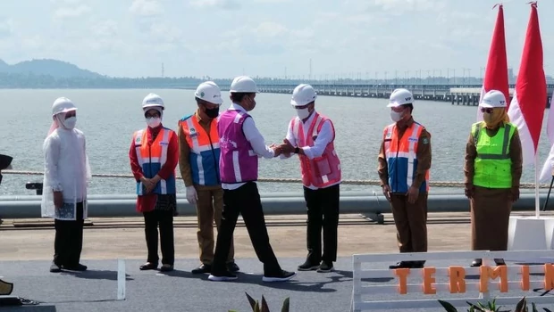 Presiden Jokowi (empat kiri) bersalaman dengan Menteri Perhubungan Budi Karya Sumadi saat meresmikan Terminal Kijing Pelabuhan Pontianak di Kabupaten Mempawah Kalimantan Barat, pada Selasa  9 Agustus 2022. 
