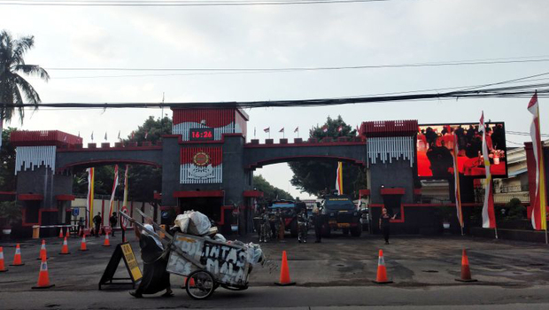 Suasana di depan Mako Brimob Polri, Depok, Jawa Barat, Selasa petan,  9 Agustus 2022. 