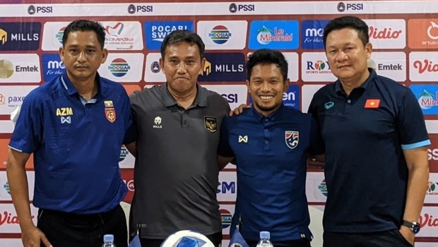 Para pelatih yang timnya akan berlaga di semifinal Piala AFF U-16 2022 yakni (dari kiri ke kanan) Aung Zaw Myo (Myanmar), Bima Sakti (Indonesia), Pipob Onmo (Thailand) dan Nguyen Quoc Tuan (Vietnam) berfoto bersama usai konferensi pers di Sleman, Yogyakarta, Selasa, 9 Agustus 2022.
