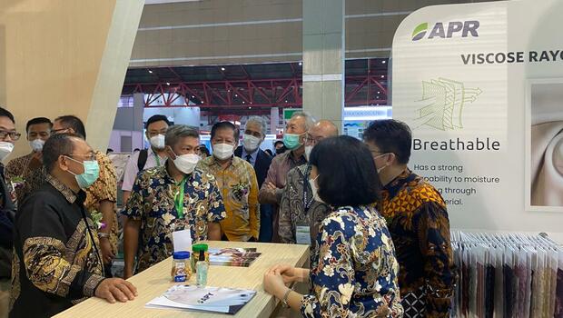Plt Dirjen Industri Kimia Farmasi dan Tekstil Kementerian Perindustrian (Kemenperin) Ignasius Warsito ditemani Direktur Asia Pacific Rayon (APR) Basrie Kamba saat mengunjungi booth APR pada Indo Intertex 2022 di Jakarta Rabu 10 Agustus 2022.