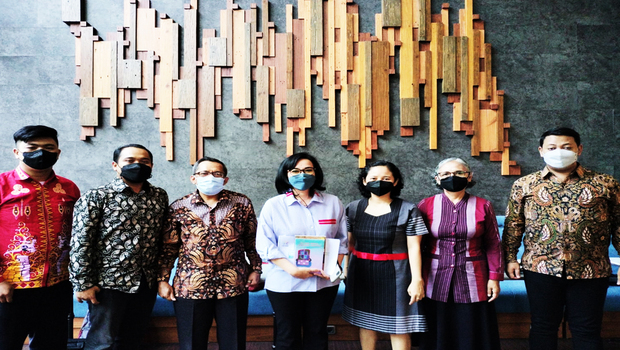Inspektorat Jenderal Kemendikbudristek, Chatarina M Girsang, berfoto bersama pimpinan dan tim Lembaga Kajian Pendidikan dan Moderasi Beragama (LKPMB) Indonesia di Jakarta, 9 Agustus 2022.