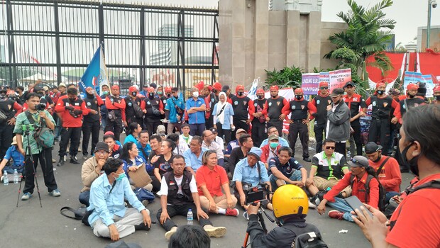 Massa Buruh Tolak Anggota DPD Naik ke Mobil Komando