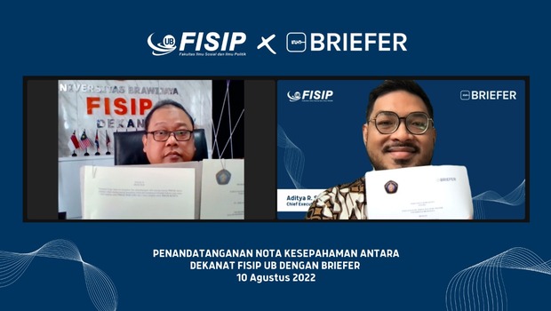 Chief Executive Officer (CEO) Briefer, Aditya Sani (kanan) dan Dekan FISIP Universitas Brawijaya, Dr Sholih Mu’adi, S.H., M.Si memperlihatkan dokumen kerja sama yang ditandatangani.