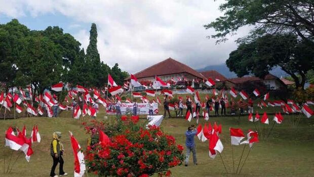 Warga berjalan di sejumlah Bendera Merah Putih yang menghiasi areal Gedung Perundingan Linggarjati, Kabupaten Kuningan, Jawa Barat, Rabu, 10 Agustus 2022.