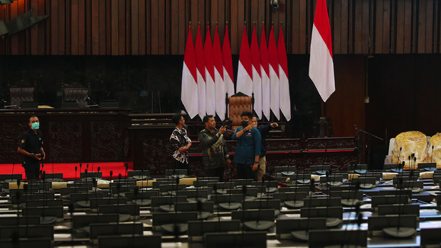 Petugas mempersiapkan Gedung Nusantara menjelang sidang tahunan MPR, sidang bersama DPR- DPD, dan sidang paripurna DPR di Kompleks Parlemen, Jakarta.