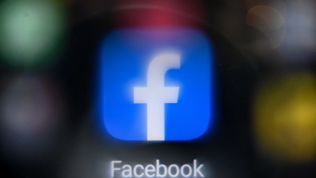 Foto dokumentasi pada 19 November 2021, menunjukkan media sosial daring AS dan logo layanan jejaring sosial Facebook di layar smartphone di Moskwa, Rusia.