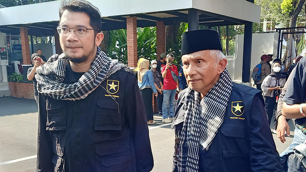 Ketua Majelis Syuro Partai Ummat Amien Rais dan Ketua Umum Ridho Rahmadi saat tiba di Kantor KPU, Jalan Imam Bonjol, Menteng, Jakarta, Jumat, 12 Agustus 2022.