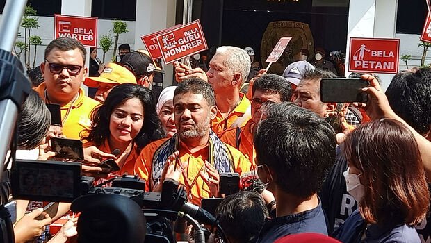 Presiden Partai Buruh Said Iqbal memberi keterangan kepada wartawan di Kantor Komisi Pemilihan Umum (KPU) di Jalan Imam Bonjol, Menteng, Jakarta, Selasa, 12 Agustus 2022.