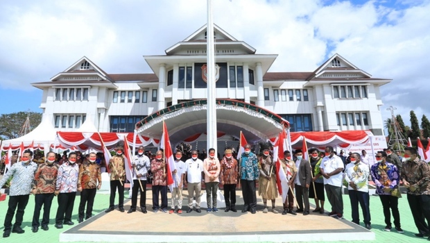 Mendagri, Tito Karnavian bersama Sekda Papua, Muhammad Ridwan Rumasukun, dan Forkompinda Papua Selatan di depan kantor Bupati Kabupaten Merauke, Jumat, 12 Agustus 2022.