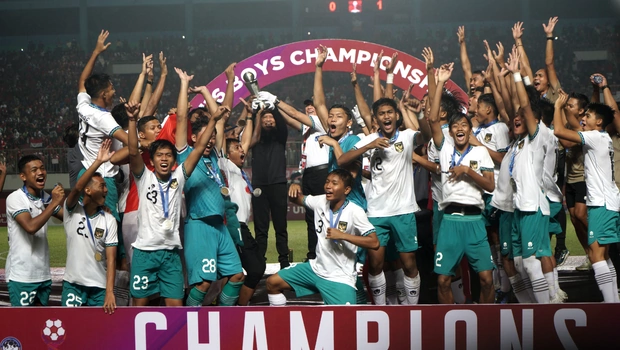 Pemain Timnas U-16  Indonesia merayakan kemenangan seusai mengalahkan Vietnam saat laga final Piala AFF U-16 2022 di Stadion Maguwoharjo, Depok, Sleman, D.I Yogyakarta, Jumat, 12 Agustus 2022. Indonesia menjadi juara Piala AFF U-16 setelah mengalahkan Vietnam, 1-0. 